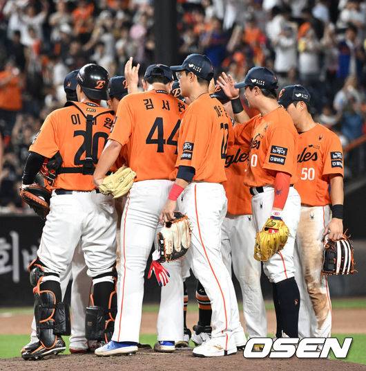 [OSEN=대전, 이대선 기자] 경기 종료 후 한화 선수들이 승리의 기쁨을 나누고 있다. 2025.08.24 /sunday@osen.co.kr