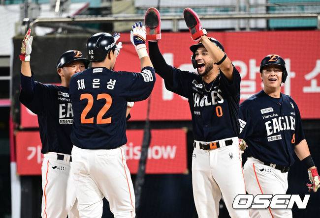 [OSEN=수원, 조은정 기자] 9회초 무사 만루 한화 채은성이 만루 홈런을 날린 뒤 리베라토를 비롯한 주자들의 축하를 받고 있다. 2025.07.20 /cej@osen.co.kr