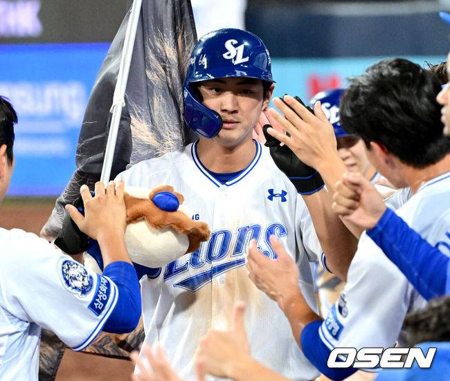 [OSEN=대구, 최규한 기자] 5일 대구삼성라이온즈파크에서 ‘2025 신한 SOL Bank KBO리그’ 삼성 라이온즈와 키움 히어로즈의 경기가 열렸다.홈팀 삼성은 최원태, 방문팀 키움은 정현우를 선발로 내세웠다.8회말 1사 3루 상황 삼성 구자욱이 달아나는 우중간 투런포를 날리고 홈을 밟은 뒤 더그아웃 동료들과 인사를 나누고 있다.  2025.09.05 / dreamer@osen.co.kr