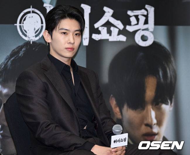 [OSEN=조은정 기자]ENA 새 월화드라마 ‘아이쇼핑’ 제작발표회가 21일 서울 마포구 상암 스탠드포드 호텔에서 열렸다.‘아이쇼핑’은 양부모에게 버려진 후, 죽음의 문턱에서 가까스로 살아남은 아이들의 처절한 생존과 복수를 그린 액션 스릴러다. ‘아이를 사고파는 불법 입양 시장’과 ‘마음에 들지 않으면 환불 가능한 아이들’이라는 파격적인 설정, 그리고 염정아부터 첫 드라마에 도전하는 김진영까지 세대를 아우르는 연기 시너지가 더해졌다.배우 김진영(덱스)이 질문을 듣고 있다. 2025.07.21 /cej@osen.co.kr