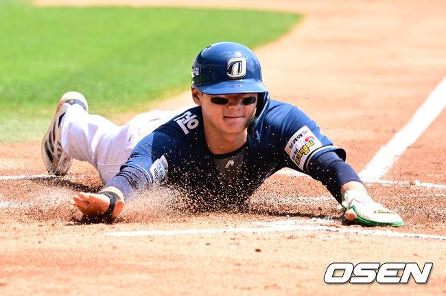 [OSEN=잠실, 지형준 기자] 25일 서울 잠실구장에서 2025 신한 SOL Bank KBO리그 두산 베어스와 NC 다이노스의 경기가 열렸다.이날 두산은 잭로그, 콜어빈, NC는 최성용을 선발로 내세웠다.1회초 1사 1,2루에서 NC 김주원이 박건우의 1타점 우전 적시타에 홈에서 슬라이딩 세이프되고 있다. 2025.05.25 /jpnews@osen.co.kr