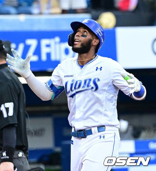 [OSEN=대구, 최규한 기자] 6일 대구삼성라이온즈파크에서 ‘2025 신한 SOL Bank KBO리그’ 삼성 라이온즈와 한화 이글스의 경기가 열렸다.홈팀 삼성은 이승현, 방문팀 한화는 문동주를 선발로 내세웠다.2회말 무사 선두타자로 나선 삼성 디아즈가 추격의 좌중간 솔로포를 날리고 홈으로 향하며 기뻐하고 있다. 2025.09.06 / dreamer@osen.co.kr