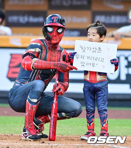 [OSEN=대전, 박준형 기자] ‘채이 아빠’ 박동원이 홈런 포함 3안타 3타점을&nbsp;폭발한 나눔 올스타가 4년 연속&nbsp;프로야구 올스타전에서 드림 올스타를 눌렀다.&nbsp;이범호 감독이 이끈 나눔 올스타(KIA·LG·한화·NC·키움)는 12일 대전 한화생명볼파크에서 열린 2025 신한 SOL Bank KBO 올스타전에서 드림 올스타(삼성·두산·KT·SSG·롯데)에 8-6으로 승리했다.1회말 박해민이 아들과 함께 응원 문구를 보이고 있다.   2025.07.12 / soul1014@osen.co.kr