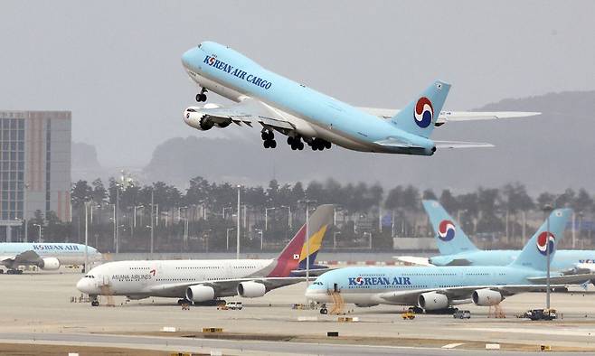 인천국제공항 전망대에서 바라본 공항 계류장 내 대한항공과 아시아나항공 모습. 뉴시스