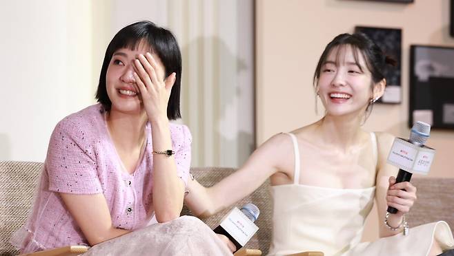 배우 김고은이 제작발표회 현장에서 작품 속 장면을 떠올리다 감정을 주체하지 못하고 눈물을 터뜨렸다. 뉴스1