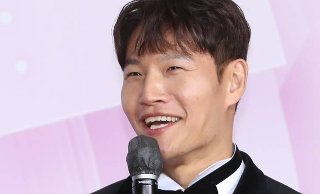 가수 겸 방송인 김종국(49)이 조용히 웨딩마치를 올리며 인생의 새로운 출발을 알렸다. 뉴스1