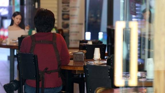 서울시내 한 식당에서 종업원이 손님을 기다리고 있다. 뉴시스