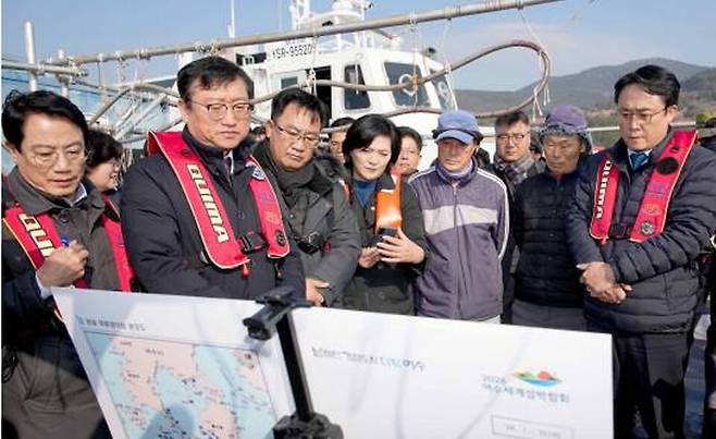 명창환(왼쪽 두번째) 전남도 행정부지사가 최근 고수온 피해를 입은 도내 어촌을 찾아 어민들로부터 현황을 경청하고 있다. ⓒ전남도