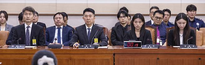 지난 5일 국회 법제사법위원회 법안심사1소위원회에서 열린 검찰 개혁 입법청문회에서 서울 남부지검에서 건진 전성배씨 관련한 수사를 담당했던 검사들과 압수수색 증거품인 '관봉권'을 관리했던 검찰 수사관들이 출석해 인사하고 있다. (왼쪽부터) 박건욱 대구지검 인권보호관(전 서울남부지검 부장검사), 이희동 부산고검 검사(전 서울남부지검 1차장 검사), 김정민·남경민 서울남부지검 수사관. ⓒ연합뉴스