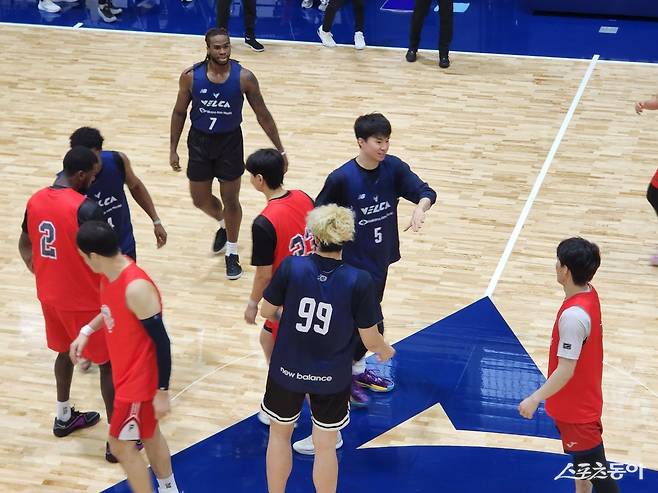 현대모비스는 5일 일본 나가사키 해피니스 아레나 보조 경기장에서 열린 나가사키와 연습경기에서 70-72로 석패했다. 그러나 양동근 감독은 만족하지 않고, 팀이 나아갈 방향을 짚었다. 나가사키(일본)｜박정현 기자 pjh60800@donga.com