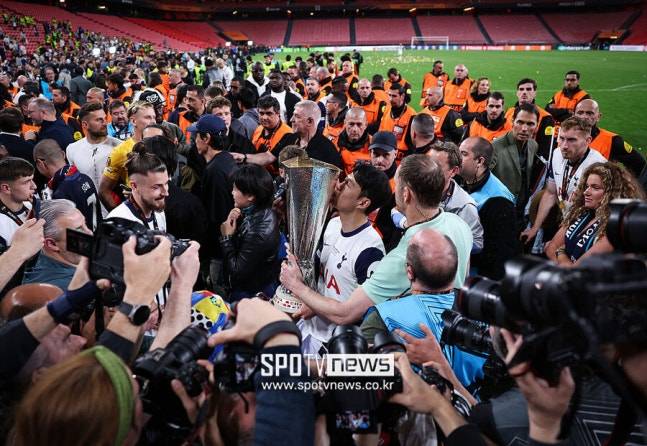 ▲ 2015년 토트넘에 입단한 손흥민은 10년 동안 454경기에서 173골 101도움을 기록하며 클럽 역사에 남을 발자취를 남겼다. 그는 프리미어리그 아시아 선수 최다 골 기록을 경신했고, 주장으로서 팀을 이끌며 유로파리그, EFL컵, 리그컵 결승 등 굵직한 무대에 섰다.