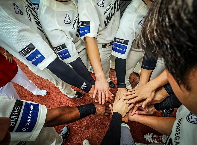 ▲ 올 시즌 객관적 전력의 열세를 이겨내고 포스트시즌 진출을 바라보는 SSG의 힘은 '팀'이다 ⓒSSG랜더스