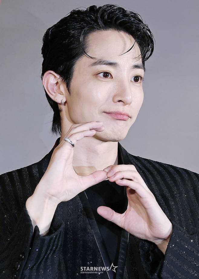 배우 이수혁이 7일 오후 서울 CGV용산아이파크몰에서 진행된 웨이브 오리지널 시리즈 'S라인' 제작발표회에 참석해 포즈를 취하고 있다. /2025.07.07 /사진=이동훈 photoguy@