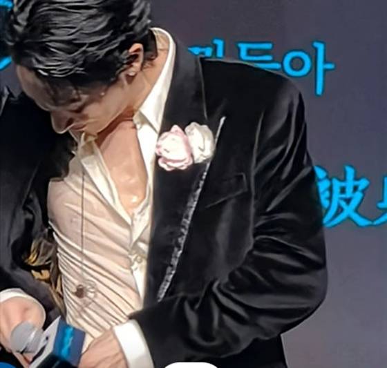 중국 항저우 팬미팅에서 땀을 흘리고 있는 이수혁 /사진=X