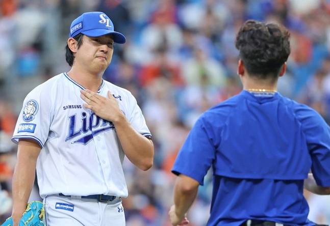 6일 등판한 양창섭이 타구에 맞은 뒤 쇄골 쪽을 만지고 있다. /사진=삼성 라이온즈