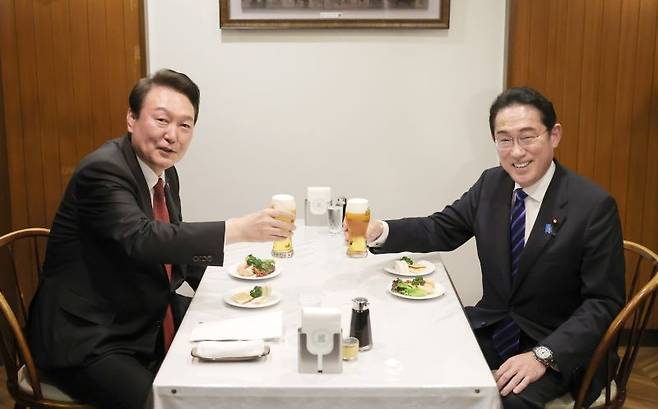 윤석열 전 대통령과 기시다 후미오 일본 총리가 맥주로 건배하고 있다. [사진 | 뉴시스]