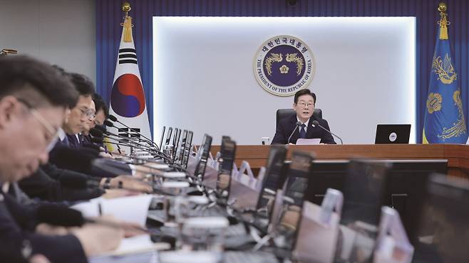 정부 예산 700조원 시대가 열렸다. 내년 국가채무도 1400조원을 넘어설 전망이다. 지금이야말로 재정지출 효율화와 함께 조세 기반을 확충하는 노력을 기울여야 할 때다.[사진 | 뉴시스]