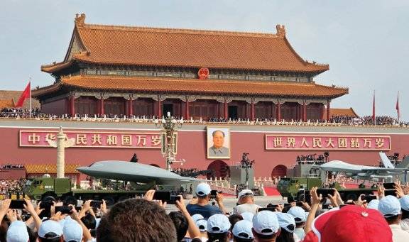 중국 베이징 톈안먼광장에서 열린 전승절 80주년 열병식에서 중국은 자국산 무인기들을 공개했다. 뉴시스&nbsp;