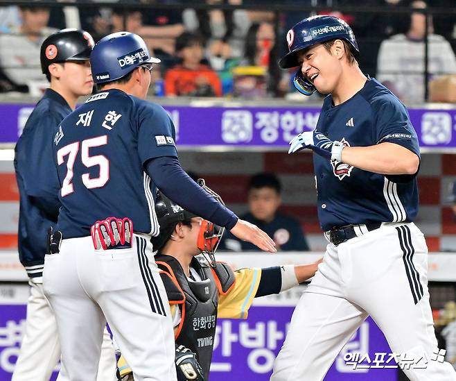 13일 오후 대전 한화생명 볼파크에서 열린 '2025 신한 SOL Bank KBO리그' 두산 베어스와 한화 이글스의 경기, 8회초 2사 1루 두산 김재환이 투런 홈런을 날린 후 기뻐하고 있다. 엑스포츠뉴스 DB