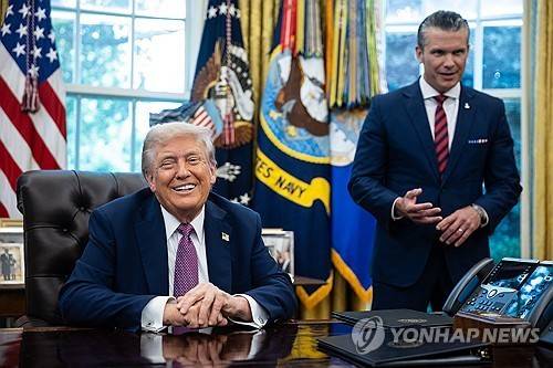 트럼프 대통령  (UPI=연합뉴스) 도널드 트럼프 미국 대통령이 5일(현지시간) 백악관에서 행정명령에 서명한 뒤 말하고 있다. 오른쪽은 피트 헤그세스 국방장관. 2025.9.5