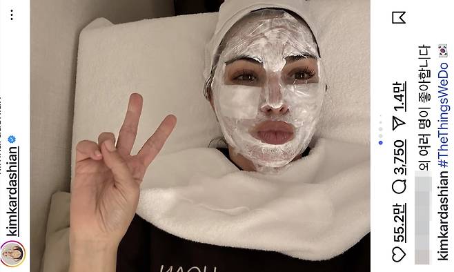 한국에서 피부시술을 받고있는 킴 카다시안 [킴 카다시안 인스타그램 캡쳐. 재판매 및 DB 금지]