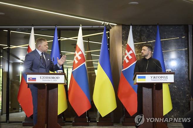 5일 피초 총리와 기자회견 하는 젤렌스키 대통령 [AP 연합뉴스 자료사진 재판매 및 DB 금지]