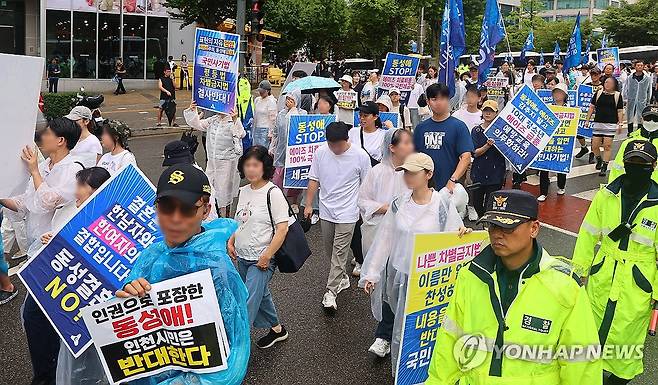인천 퀴어축제 반대 집회 (인천=연합뉴스) 임순석 기자 = 6일 오후 인천 남동구 인천시청 앞 애뜰광장 인근에서 퀴어축제 반대 단체가 제8회 인천퀴어문화축제를 반대하는 집회를 하고 있다. 2025.9.6 soonseok02@yna.co.kr