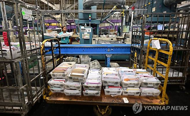 미 로스앤젤레스 우편물 처리 센터 [AFP 연합뉴스 자료사진 재판매 및 DB 금지]