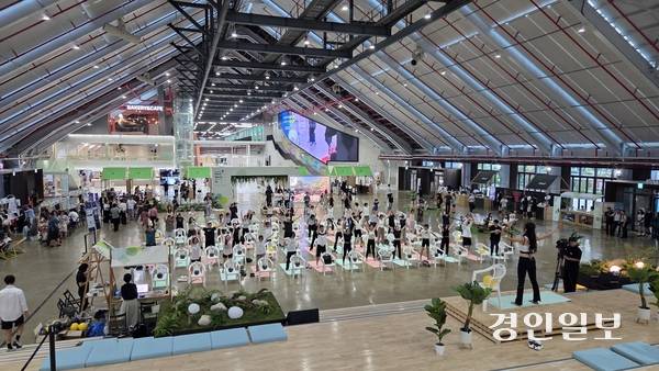 지난 6일 인천 상상플랫폼에서 열린 ‘2025 인천 웰메디 페스타 위크’ 메인행사 중 ‘K-바레: 땀으로 찾는 에너지’ 프로그램이 운영되고 있다. 2025.9.6 /김희연기자 khy@kyeongin.com