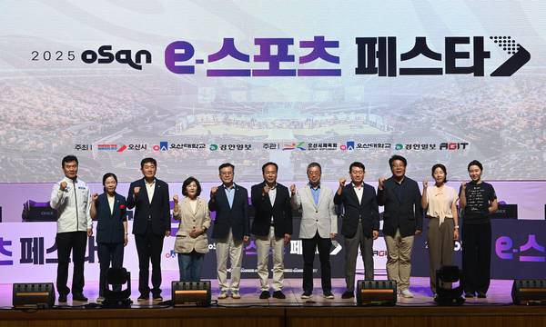 지난 6일 오산시 오산오색문화체육센터 대체육관에서 열린 ‘2025 오산 e-스포츠 페스타’에 참석한 이권재 오산시장, 홍정표 경인일보 대표이사 사장, 이상복 오산시의회 의장, 권병규 오산시체육회장 등 내빈들이 함께 파이팅을 외치고 있다. 2025.9.6 /최은성기자 ces7198@kyeongin.com