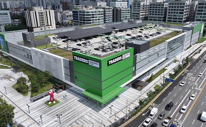 ▲ 인천 남동구에 처음으로 들어서는 창고형 대형 할인점 '트레이더스 구월점'이 개장했다. 트레이더스 구월점은 전체 1만5438㎡(4670평)규모로, 직영 매장 9586㎡(2900평)과 테넌트(입점 매장) 공간 약 5851㎡(1770평)이 결합된 대형 점포다./이재민 기자 leejm@incheonilbo.com