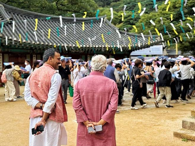 ▲지난 6일 2025 인천국제평화컨퍼런스 참석차 인천 강화군 전등사를 찾은 내빈들이 우리나라 불교 5대 명절인 '백중'을 맞아 진행 중인 의식을 관찰하고 있다. /홍준기 기자 hong@incheonilbo.com