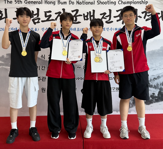 7일 대구 국제사격장에서 열린 제5회 홍범도장군배 전국사격대회 남고부 50m 복사 단체전서 우승한 경기체고 선수들이 기념사진을 찍고 있다. 사진=경기체육고등학교