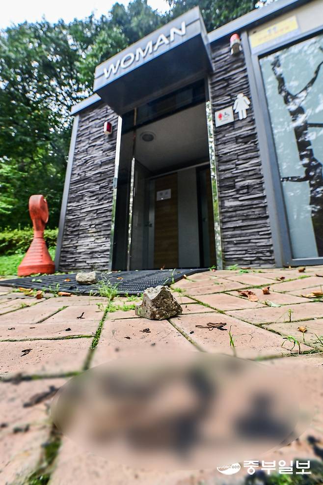 성남시 분당구 구미동의 한 공원 공영화장실 앞에서 성인 여성 1명이 불에 타 숨진 채 발견 돼 경찰이 자세한 경위를 조사하고 있는 가운데 7일 오후 사건 현장 바닥에 의복이 불타 생긴 것으로 추정되는 자국이 남아 있다. 임채운기자