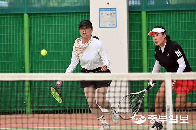 참가선수들이 공을 받아치기 위해 달려가고 있다. 임채운기자