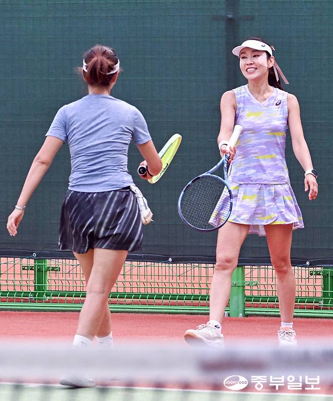 참가선수들이 득점 후 미소를 짓고 있다. 임채운기자