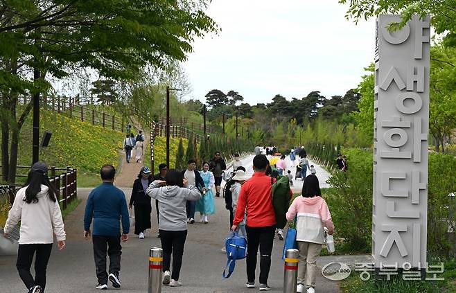인천시 서구 수도권매립지 드림파크 야생화 단지를 찾은 시민들이 공원을 산책하며 휴일을 보내고 있다.정선식기자