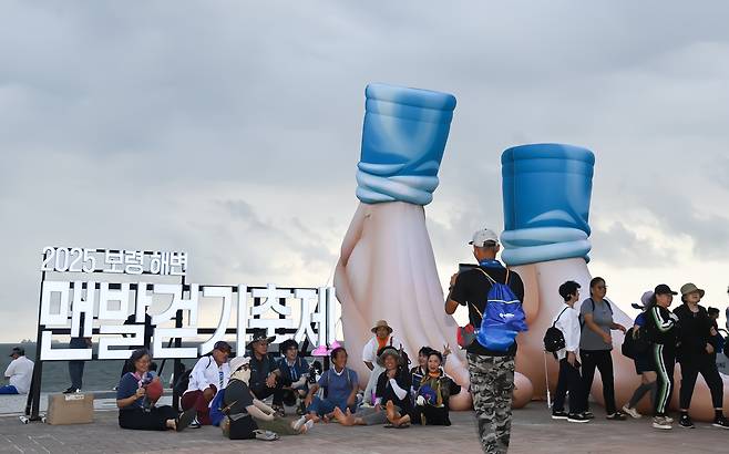 6일 충남 보령시 대천해수욕장에서 열린 해변 맨발걷기 축제에 참여한 참가자들이 조형물 앞에서 기념촬영을 하고 있다. 김주형 기자 kjh2667_@cctoday.co.kr
