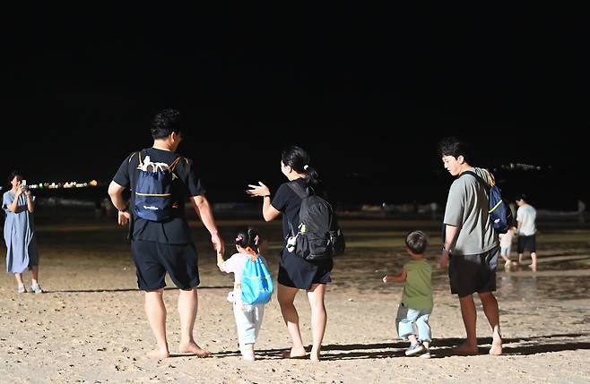 6일 충남 보령시 대천해수욕장에서 열린 해변 맨발걷기 축제에 참여한 참가자들이 맨발로 해변을 걷고 있다. 김주형 기자 kjh2667_@cctoday.co.kr