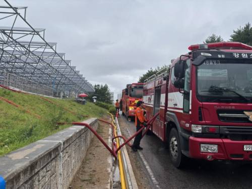 ◇강원특별자치도소방본부(본부장:김승룡)가 강릉지역의 장기적인 가뭄에 대응하기 위해 4일부터 물탱크차량 10대를 추가 투입하고, 강원도 소방차 31대와 전국 동원 소방차 50대 등 총 81대의 소방차량을 동원해 급수 지원을 강화한다. 사진=강원도소방본부 제공
