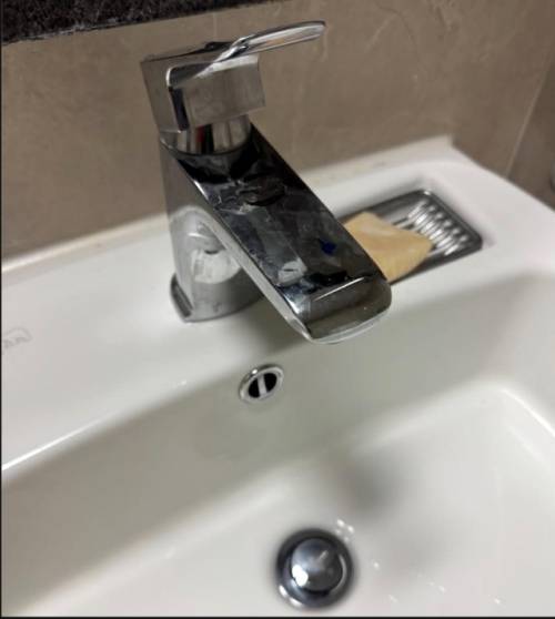 ◇틀어도 물 나오지 않는 세면대[소셜 미디어 캡처]