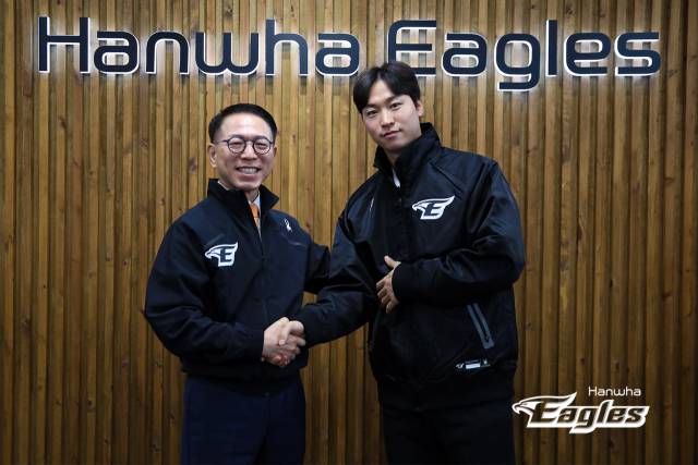 엄상백이 지난 겨울 한화 이글스와 FA 계약을 한 후 기념 사진을 찍고 있다. 연합뉴스