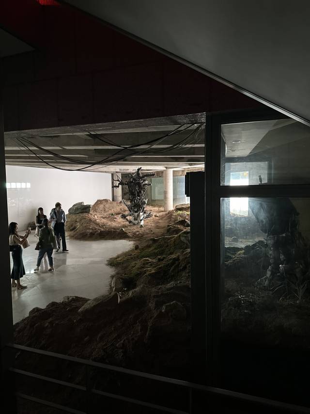 아트선재센터 기존 출입구를 흙으로 봉쇄한 모습. 김은영 기자 key66@