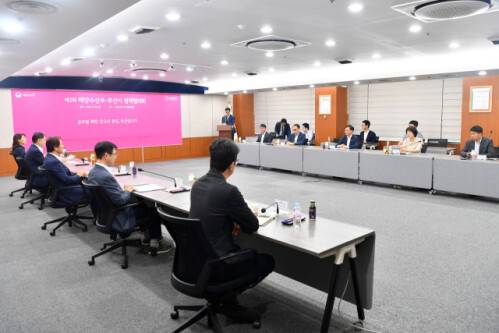 해양수산부는 지난달 29일 부산시청 회의실에서 ‘해수부 부산 연내 이전’ 관련, 부산시와 제2회 정책협의회를 개최했다(참석자 단체사진). 해수부 제공