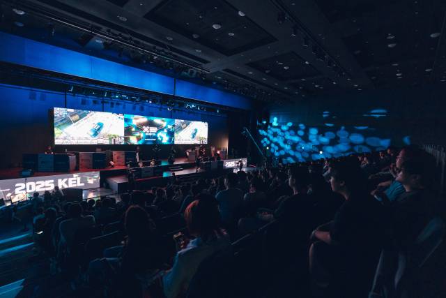 지난 6일 진주시 경남이스포츠 상설경기장에서 열린 ‘2025 대한민국 이스포츠 리그(KEL)’ 이터널 리턴 본선 8주차 경기에서 관람객들이 경기를 지켜보고 있다. /한국e스포츠협회/