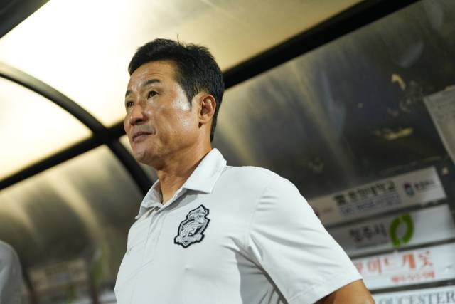 올 시즌 성적 부진으로 10개월 만에 자진사퇴한 이을용 경남FC 감독./경남FC/