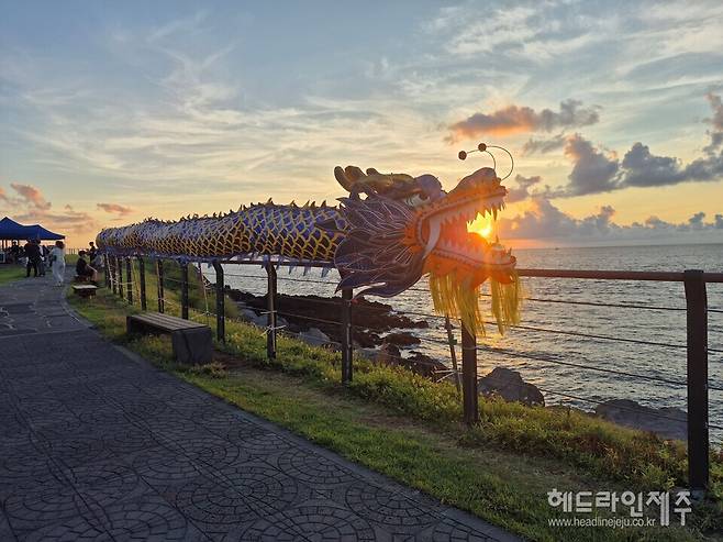 제3회 전국버스킹의 날 페스티벌이 열린 6일 늦은 오후, 행사장 옆 석양을 머금은 용의 형상물이 웅장함을 더한다.&nbsp;&nbsp;