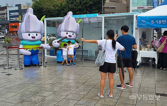 7일 한 가족이 민주광장 일대에 설치된 에피(E-Pea) 마스코트 앞에서 포즈를 취하고 있다.