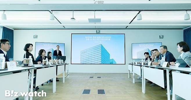 네이버와 롯데 유통군 관계자들이 라운드 테이블을 진행하고 있다./사진=네이버 제공