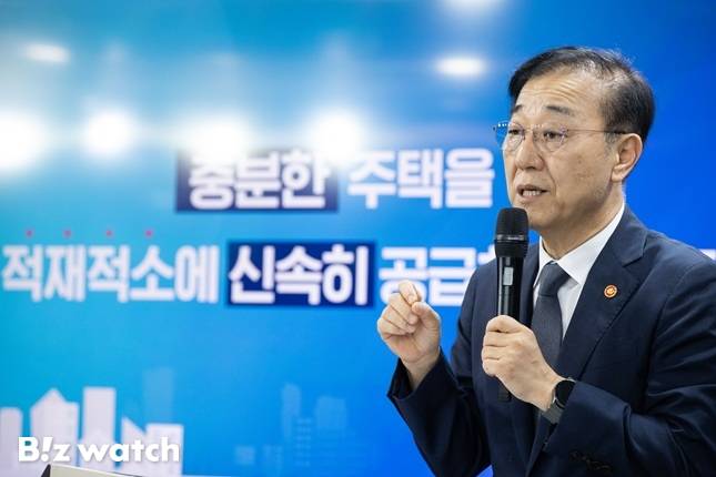 김윤덕 국토교통부 장관이 7일 서울 종로구 정부서울청사에서 '주택공급 확대방안' 관련 합동브리핑을 하고 있다./사진=국토부